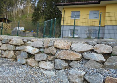 Drahtgitterzaun auf Steinfundament, Zaun Farbe: grün, Aluzaun mit Steinfundament, Aufnahme im Freien