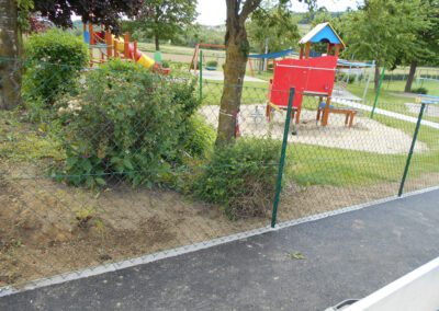 Zaun für Spielplatz, Zauntüre und Drahtgitterzaun, Farbe grün
