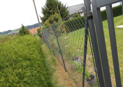 Zaun mit Draht Gitter, Farbe: schwarz, Ansicht seitlich