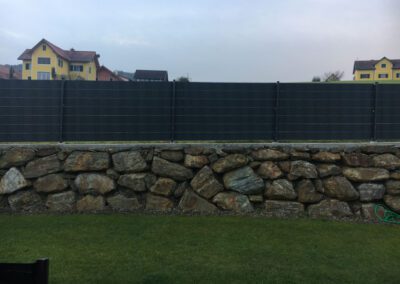 Zaun auf Steinfundament, Aluzaun mit Steinfundament, Aufnahme im Freien