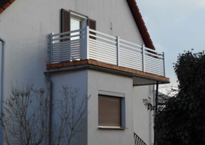 Geländer, Balkongeländer aus Aluminium, Alu Balkon, Ansicht seitlich auf Haus mit Geländer