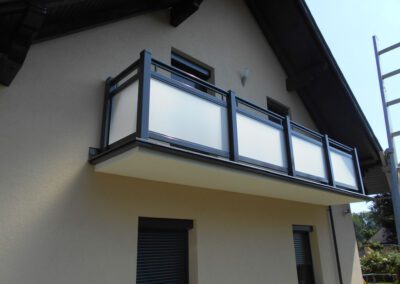 Geländer, Balkongeländer Aluminium mit Milchglas, Farbe: schwarz/weiß, Ansicht schräg seitlich