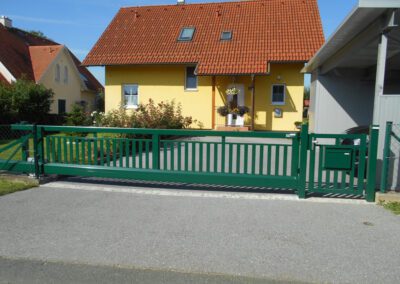 Haus Toranlage, Einfahrtstor, Aluminiumtor, Farbe: grün, Ansicht von vorne