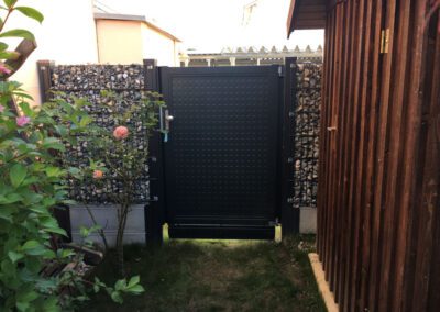 Gartentor mit Griff, Farbe schwarz, Aufnahme im Freien, Ansicht von vorne