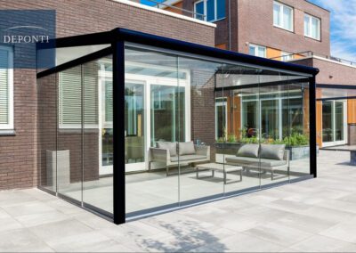 Terrassendach mit geschlossenen Glaselementen, Ansicht schräg seitlich, Aufnahme im Freien bei Sonnenschein