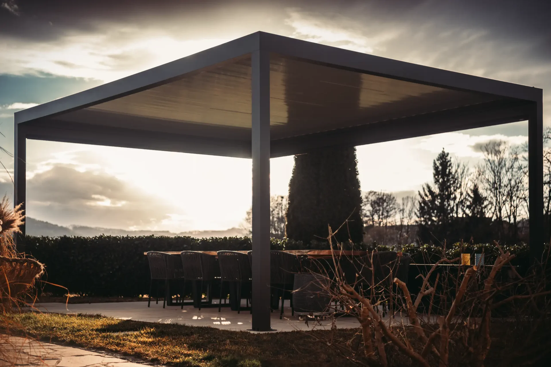 Terrasse-mit-grauer-Pergola-im-sonnenuntergang